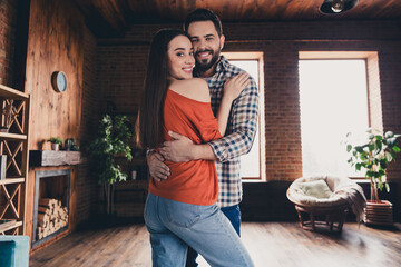 Obraz premium Photo of happy young couple move new place hugigng enjoy live together new apartment room light house flat indoor