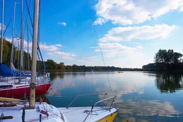 Przystań z żaglówkami, jachtami i motorówkami, Chełmża, Polska. Marina with sailboats, yachts and motorboats, Chełmża, Poland © 123108 Aneta