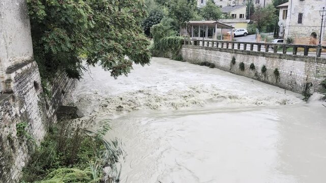 L'acqua del fiume dopo la pioggia