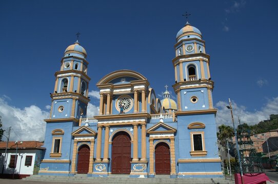 La gente del estado Tachira es en su gran mayoria de Religion Catolica,por eso podemos encontrar desde peque&ntilde;as capillas hasta enormes iglesias.