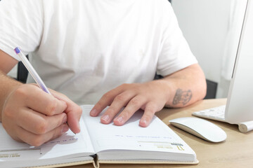 Homem de negócios anotando compromissos em sua agenda