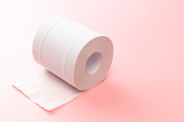 ピンク背景にトイレットペーパー