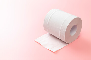 ピンク背景にトイレットペーパー