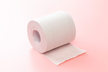 ピンク背景にトイレットペーパー