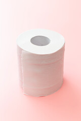 ピンク背景にトイレットペーパー