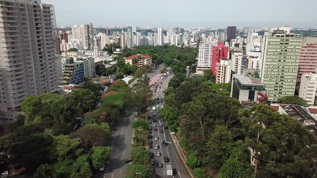 Aerial view of traffic and green spaces on Sumare Avenue in S&atilde;o Paulo