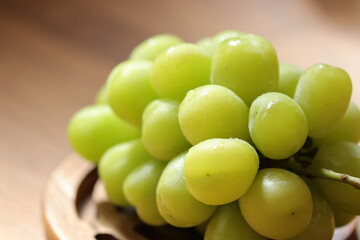 水滴のついた秋のフルーツシャインマスカットのクローズアップNo.1