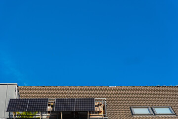 Balkonkraftwerk an eienm Balkon einer Dachgeschosswohnung in Düsseldorf, Deutschland