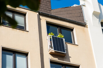 Balkonkraftwerk an eienm Balkon einer Dachgeschosswohnung in Düsseldorf, Deutschland