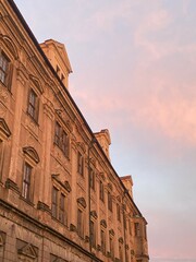 Fototapeta premium Fasada klasztoru w Lubiążu podczas zachodu słońca.