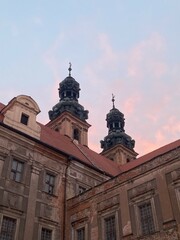 Dwie wieże klasztoru w Lubiążu podczas zachodu słońca. © Joanna