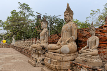 Buddhafiguren in der Tempelanlage Watyaichaimongkhol in Ayutthaya