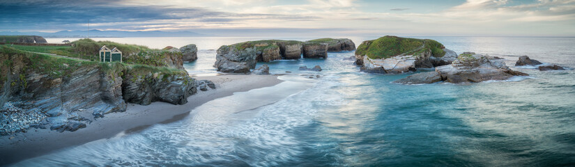 Vista panorámica de la Praia das Illas en Ribadeo, Galicia, España