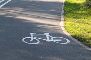 Obraz premium Bike Lane Sign in Scenic Park with Trees and Pathway - Outdoor Cycling Route