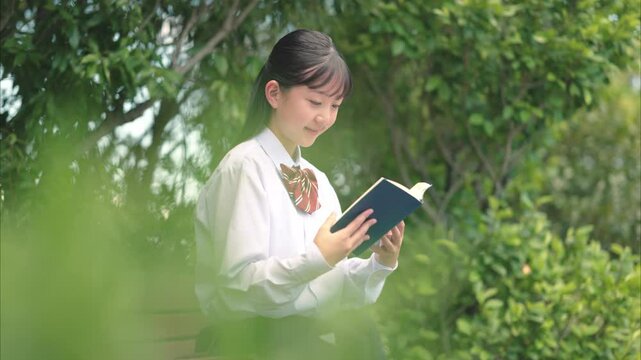 公園で本を読む女子中学生