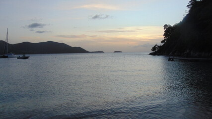 Le soleil se couche sur la mer