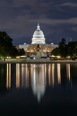 Obraz premium US Capitol building with reflection at night