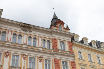 Obraz premium A large and impressive building, prominently featuring a grand clock tower situated atop its structure, can be observed from various angles