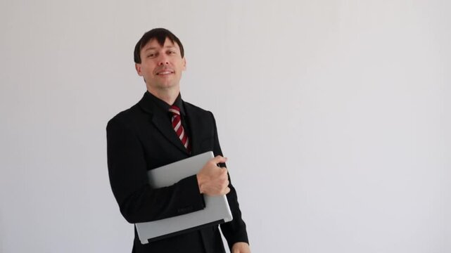 homem de neg&oacute;cios segura computador portat&iacute;l 