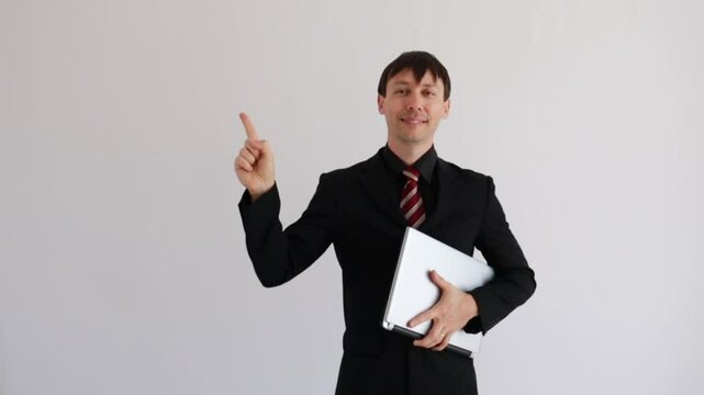 homem de neg&oacute;cios segura computador portatil, express&atilde;o positiva