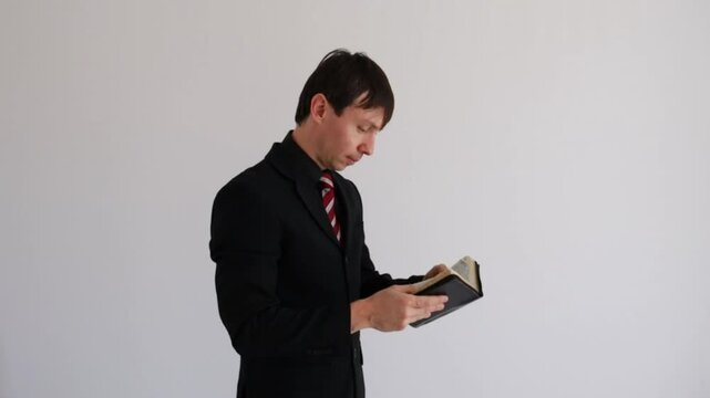 homem de neg&oacute;cios pastor segura biblia na m&atilde;o 