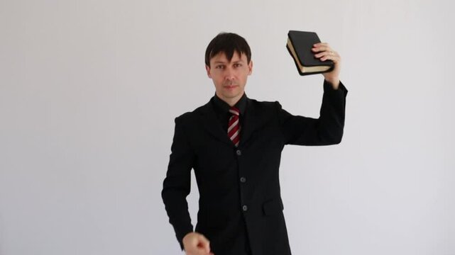 homem de neg&oacute;cios pastor segura biblia na m&atilde;o 