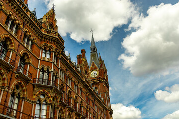 Fototapeta premium Ein kleiner Stadtbummel und Erkundungstour durch die Metropole London entlang der berühmten Sehenswürdigkeiten an der Themse - Vereinigtes Königreich