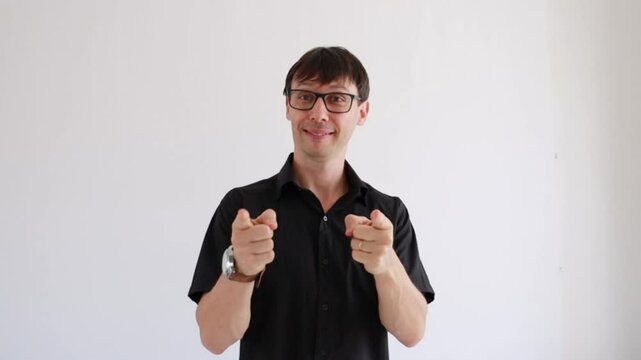homem de neg&oacute;cios apontando para camera , express&atilde;o feliz 