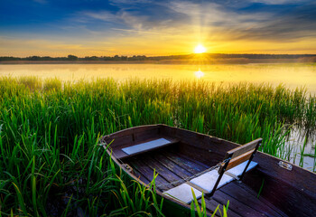 Obraz premium Beautiful summer sunset over the lake