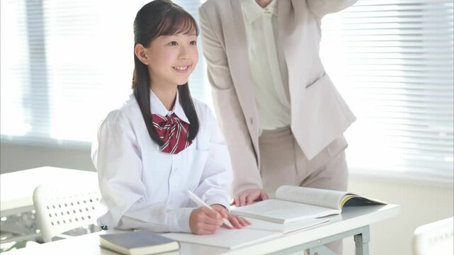 塾講師に勉強を教わる女子中学生