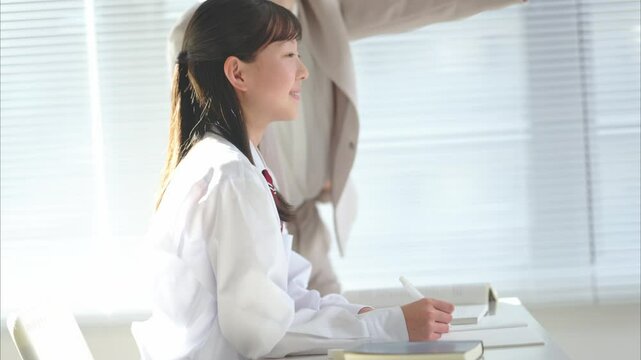 塾講師に勉強を教わる女子中学生