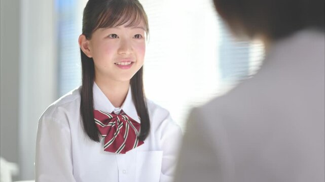 塾講師に勉強を教わる女子中学生