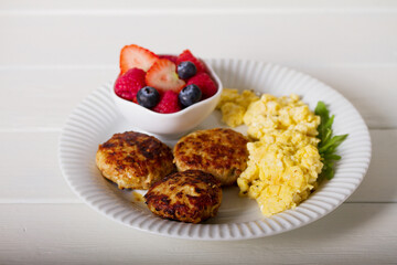Turkey burgers with scrambled eggs and berries