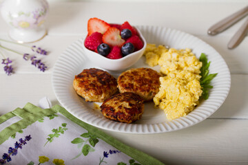 Turkey burgers with scrambled eggs and berries