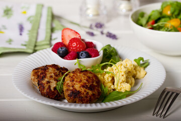 Turkey burgers with scrambled eggs and berries