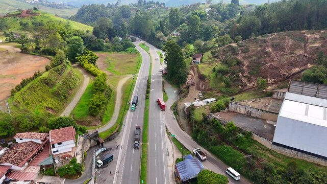 Video a&eacute;reo realizado en zona rural del municipio de Caldas, en el que se observa la carretera conocida como Conexi&oacute;n Pac&iacute;fico 1.