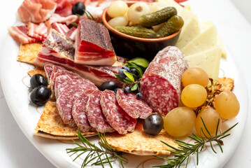 Vassoio di salumi, formaggi e frutta fresca, cibo italiano 