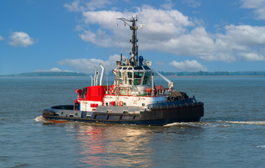 Schlepper auf der Schelde bei Antwerpen
