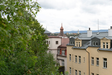 Obraz premium A beautiful view of a bustling city featuring various buildings and lush trees prominently in the foreground area of the scene