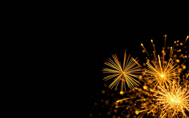 Fototapeta premium Funken und Lichtspiele am Nachthimmel mit leuchtenden Feuern, die Freude und Feiertagsstimmung für Silvester verbreiten