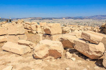 Obraz premium A large pile of rocks sits on a hillside, ruins in the acropolis of Athens