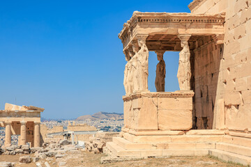 Obraz premium A view of a building with a balcony and a statue of a woman on it, Acropolis in Athens