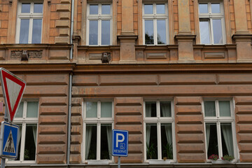Fototapeta premium There is a structure, specifically a building, that has a parking sign placed prominently in front of it, indicating the availability of parking
