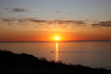 couché de soleil sur l'océan, ciel coloré