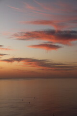 couché de soleil sur l'océan, ciel coloré