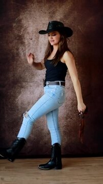 mulher usando chap&eacute;u vaqueira