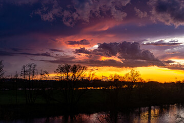 Fototapeta premium Sonnenuntergang über der Donau