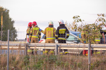 Funkcjonariusz straży pożarnej podczas akcji ratunkowej przy wypadku samochodowym. Straż ogniowa. Państwowa Straż Pożarna © Leszek Szelest