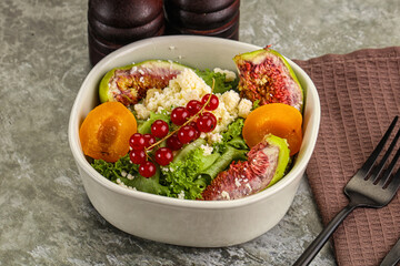 Salad with fig and sheep cheese