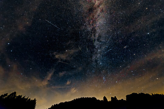 Der Perseiden-Meteorstrom vor der Milchstra&szlig;e